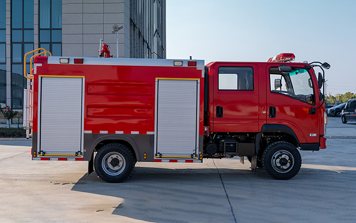 随专四驱水罐消防车