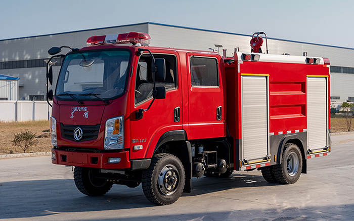 随专四驱水罐消防车