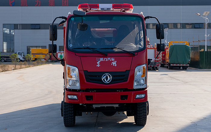 随专四驱水罐消防车