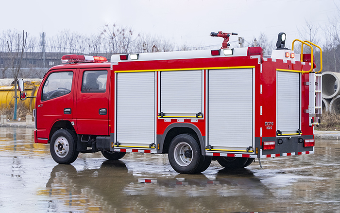 东风小多利卡内藏水罐消防车