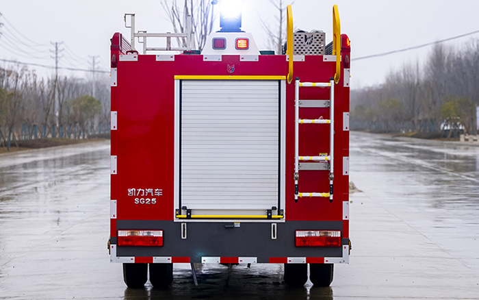 东风小多利卡内藏水罐消防车