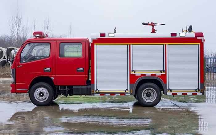 东风小多利卡内藏水罐消防车