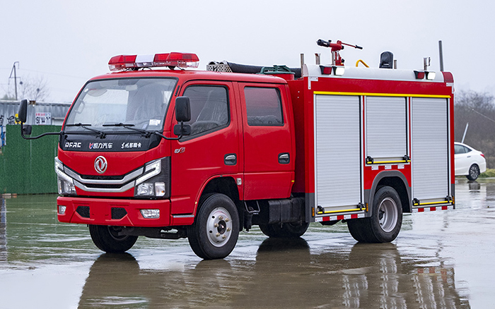 东风小多利卡内藏水罐消防车