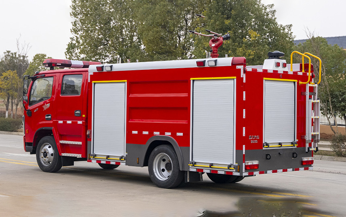 东风大多利卡外露水罐消防车