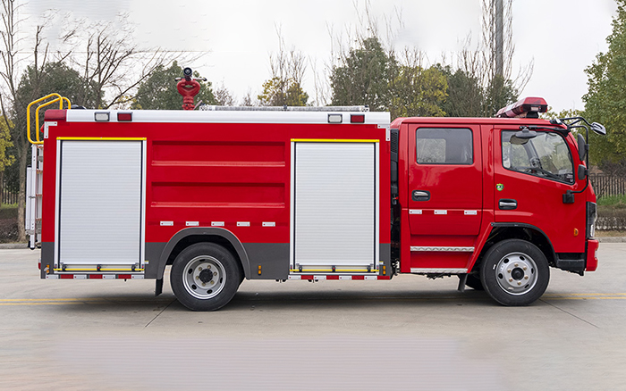 东风大多利卡外露水罐消防车