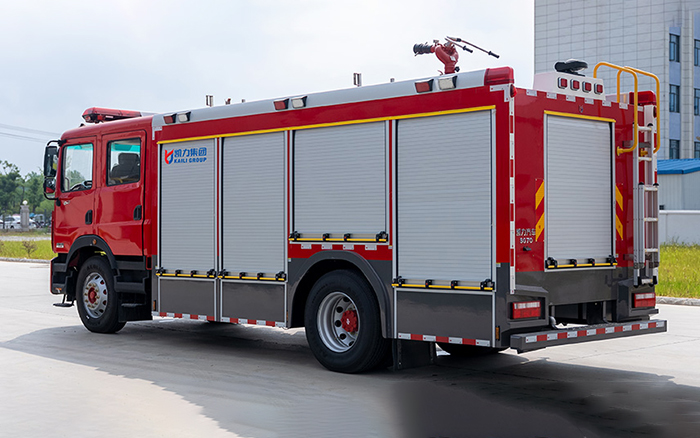 东风D9内藏水罐消防车