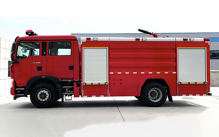 豪沃单桥外露水罐消防车