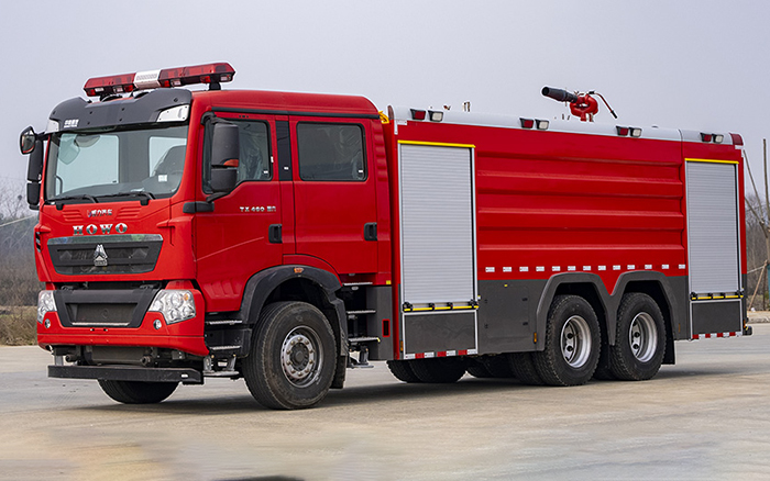 豪沃后双桥外露水罐消防车