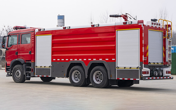豪沃后双桥外露水罐消防车