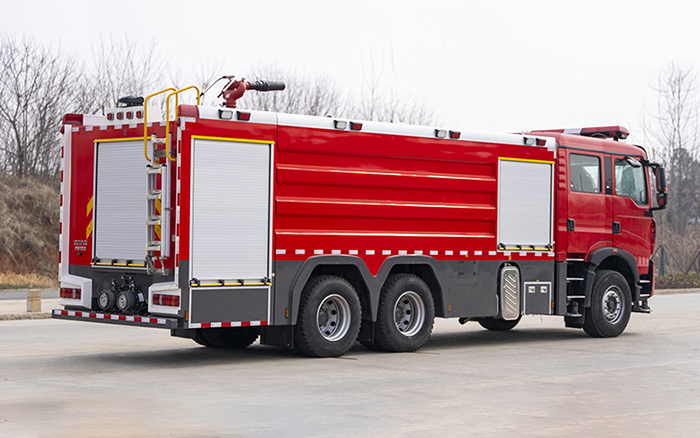 豪沃后双桥外露水罐消防车
