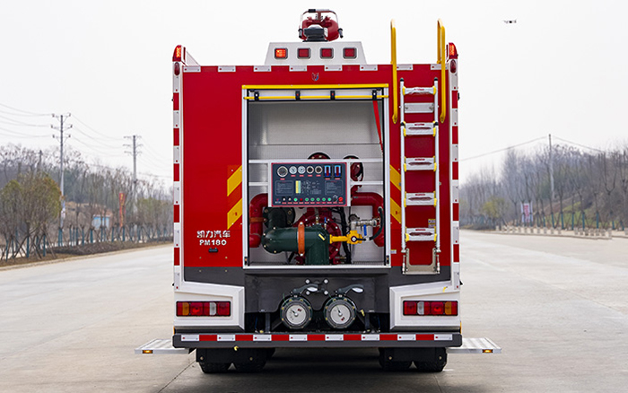 豪沃后双桥外露水罐消防车