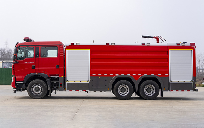 豪沃后双桥外露水罐消防车