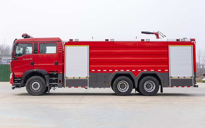 豪沃后双桥外露水罐消防车