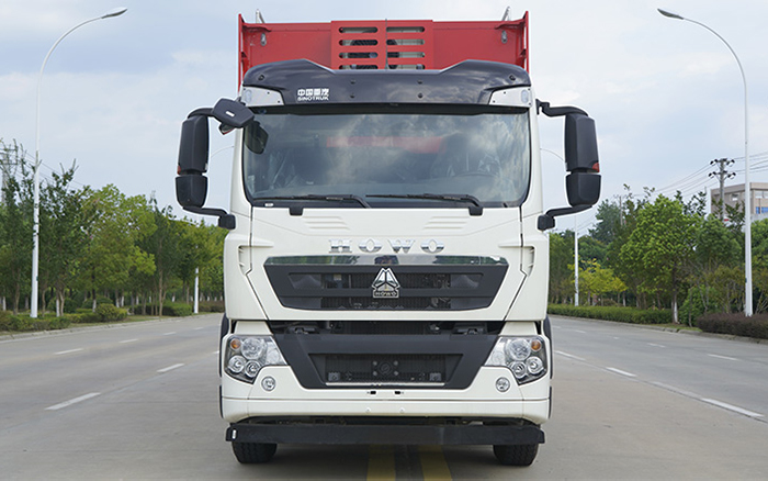 重汽豪沃宿营车