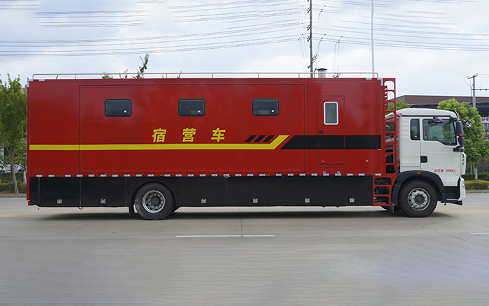 重汽豪沃宿营车