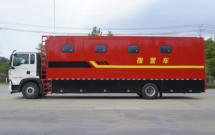 重汽豪沃宿营车