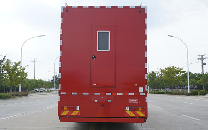 重汽豪沃宿营车