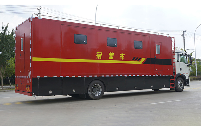 重汽豪沃宿营车