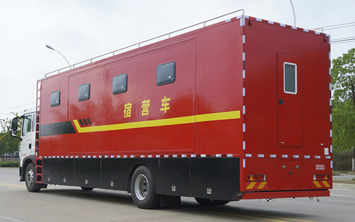 重汽豪沃宿营车