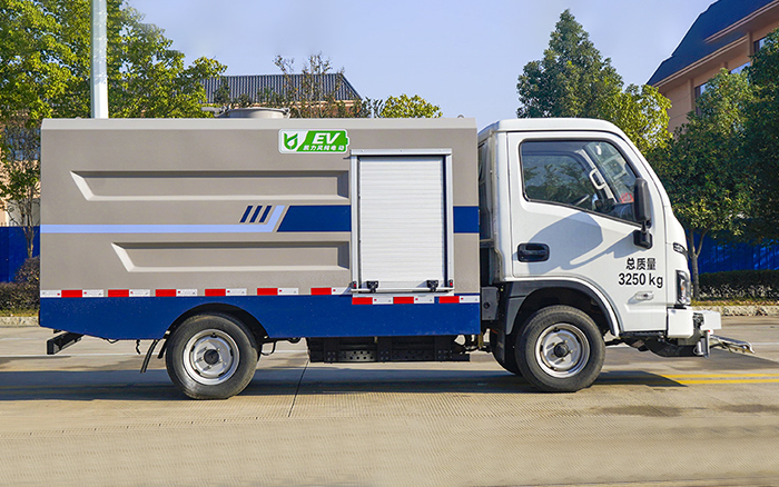 上汽跃进纯电路面清洗车