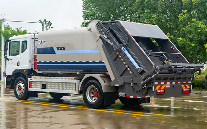 东风D9纯电压缩式垃圾车