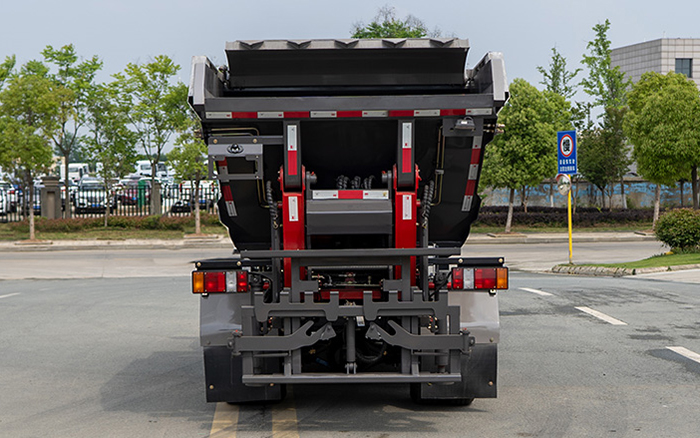 东风华神纯电自装卸式垃圾车