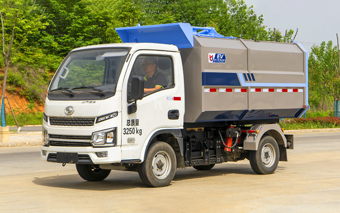 上汽跃进纯电自装卸式垃圾车