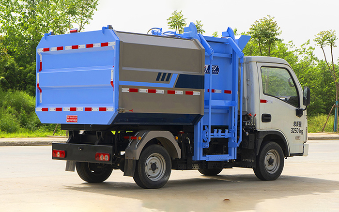 上汽跃进纯电自装卸式垃圾车