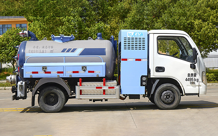 上汽跃进纯电吸粪车