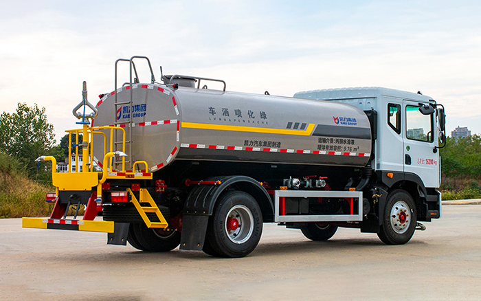 东风D9洒水车