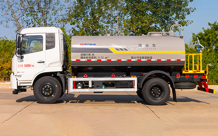 东风天锦洒水车