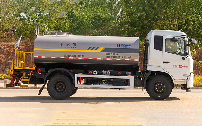 东风天锦洒水车