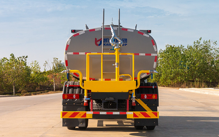 东风天锦洒水车