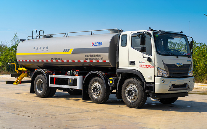 福田小三轴洒水车