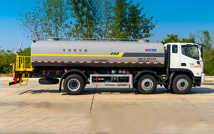 福田小三轴洒水车