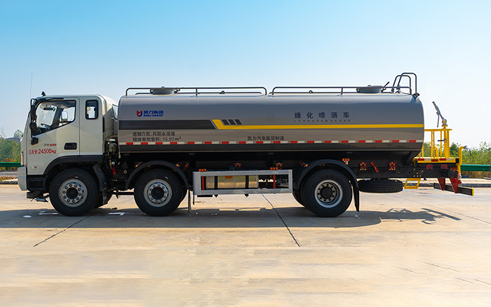 福田小三轴洒水车