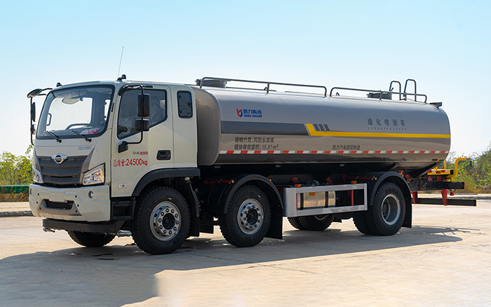 福田小三轴洒水车