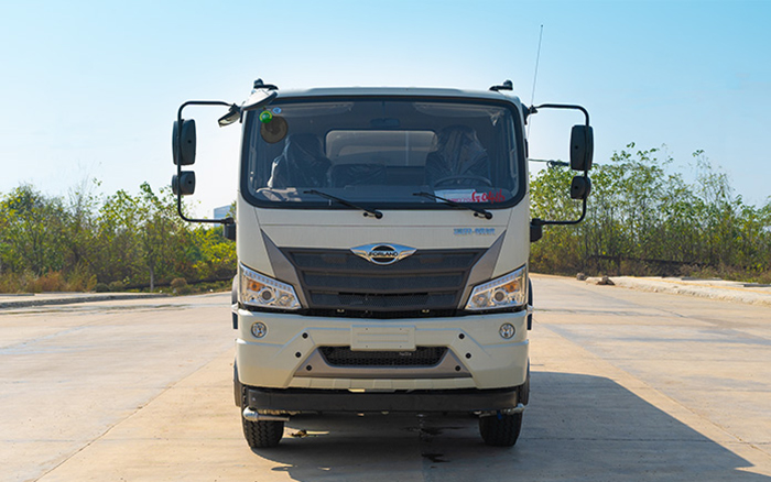 福田小三轴洒水车