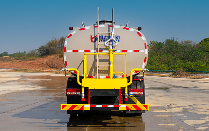 福田小三轴洒水车