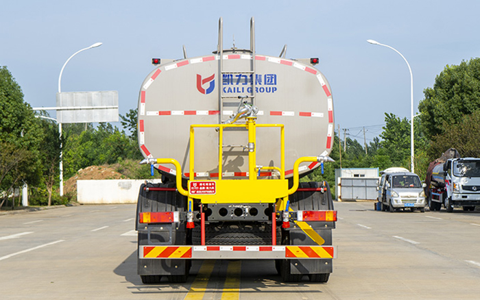 天龙前四后八洒水车