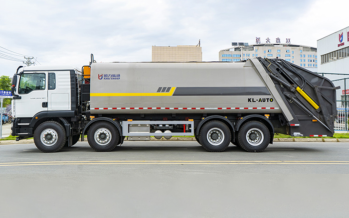 重汽前四后八压缩式垃圾车