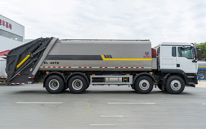 重汽前四后八压缩式垃圾车