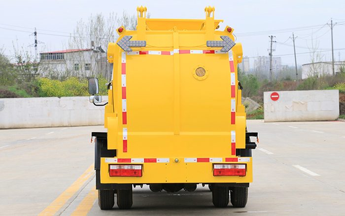 东风D6方罐餐厨式垃圾车