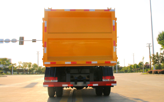 小多利卡侧装压缩垃圾车