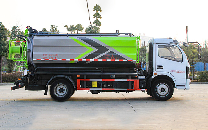 东风大多利卡清洗吸污车（方罐）