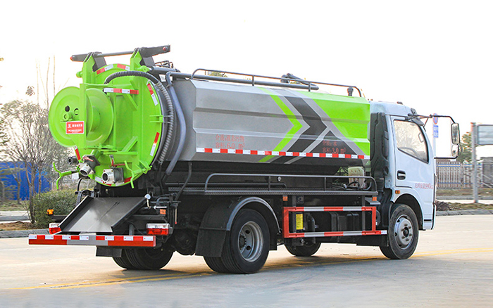 东风大多利卡清洗吸污车（方罐）