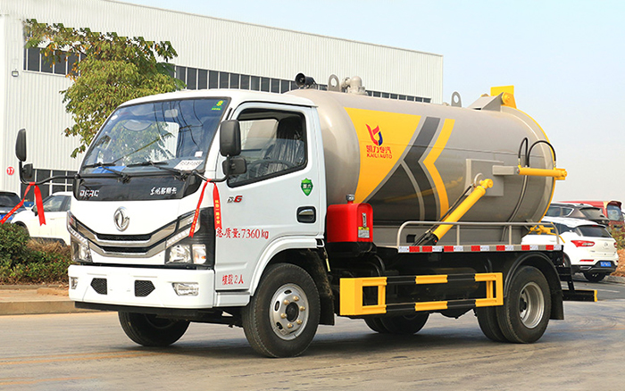 东风小多利卡吸污车