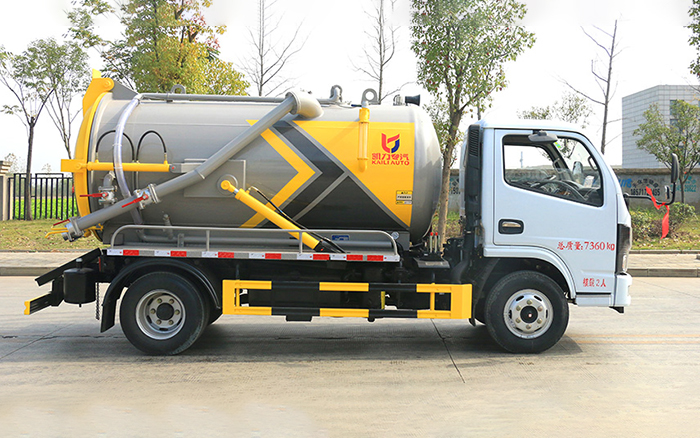 东风小多利卡吸污车