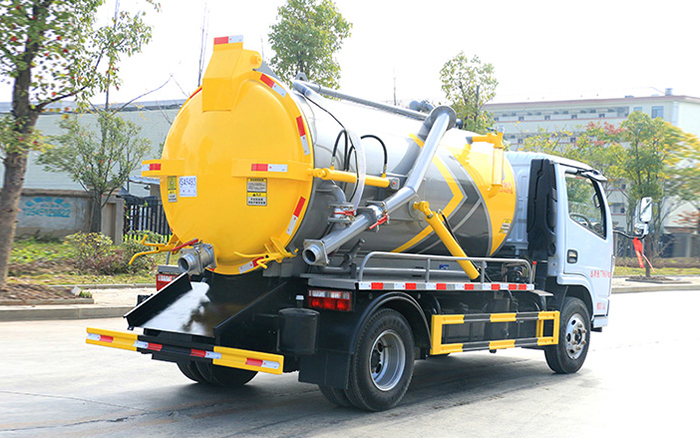 东风小多利卡吸污车