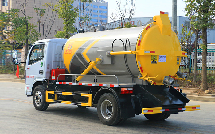 东风小多利卡吸污车